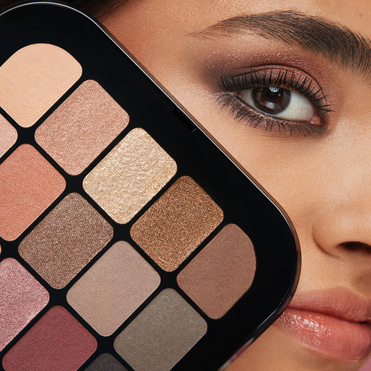 Kiko Milano Master Eyeshadow Palette 01 integrated mirror for easy on-the-go application