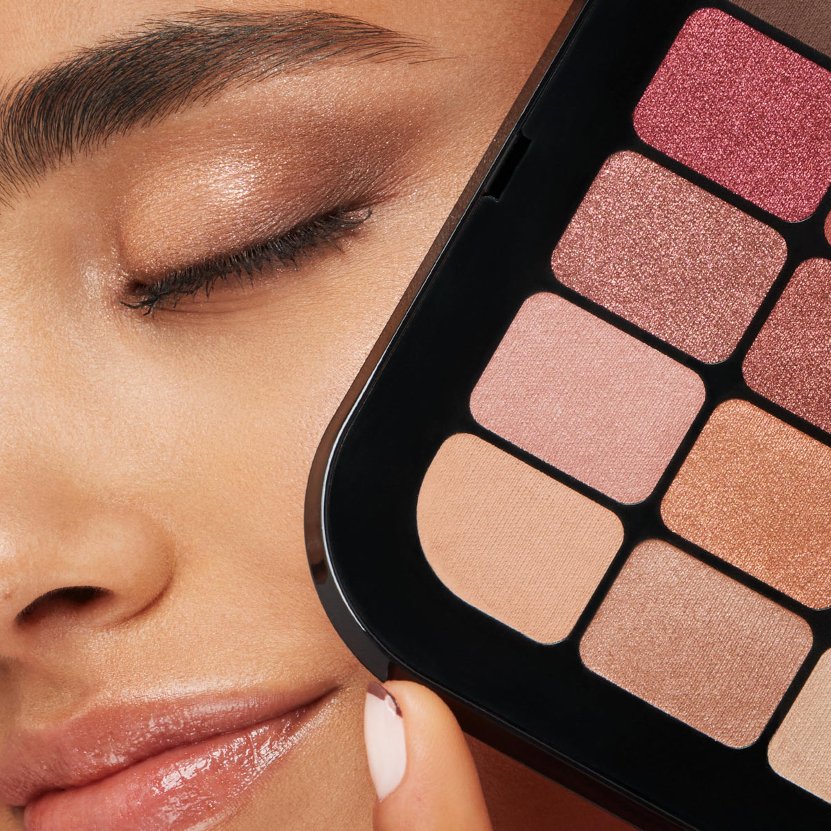 Integrated mirror on the Master Palette aids precise, on-the-go application.