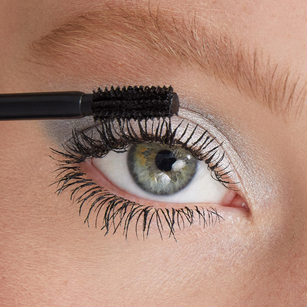 KIKO Milano Maxi Mod creamy texture enveloping lashes in deep black color