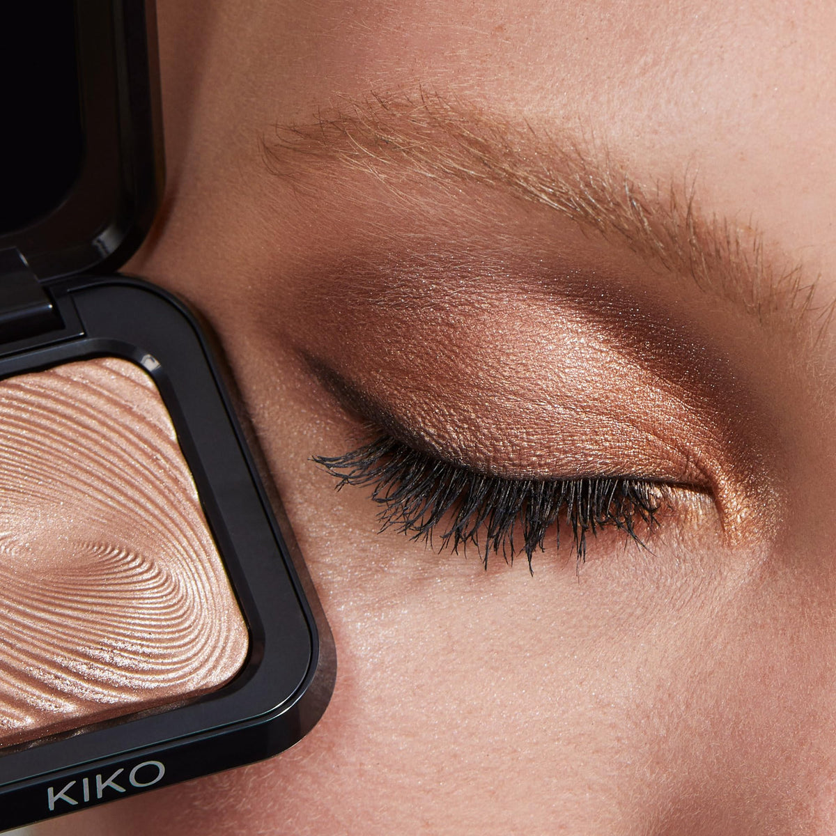 Close-up of brush applying Water Eyeshadow 02 for smooth, blendable texture