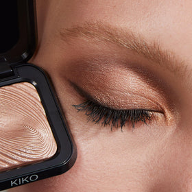 Close-up of brush applying Water Eyeshadow 02 for smooth, blendable texture