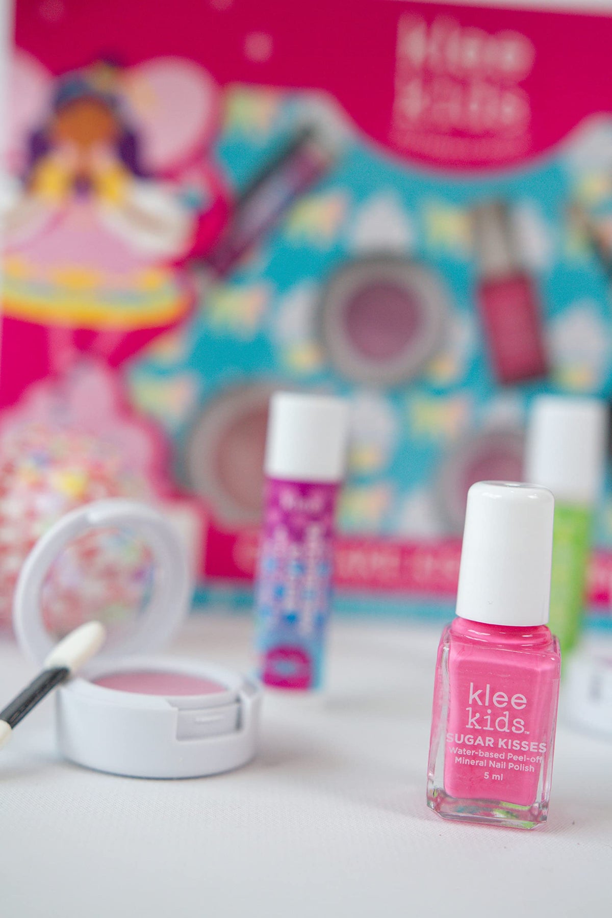 Klee Naturals Luna Star Cupcake Kisses Fairy kit inspires creative play with non-toxic design.
