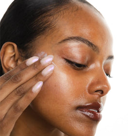 Hydration emphasis: the sunscreen leaves skin moisturized and comfortable throughout the day.