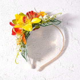KorViSHOW flower crown as a sunny beach photo prop.