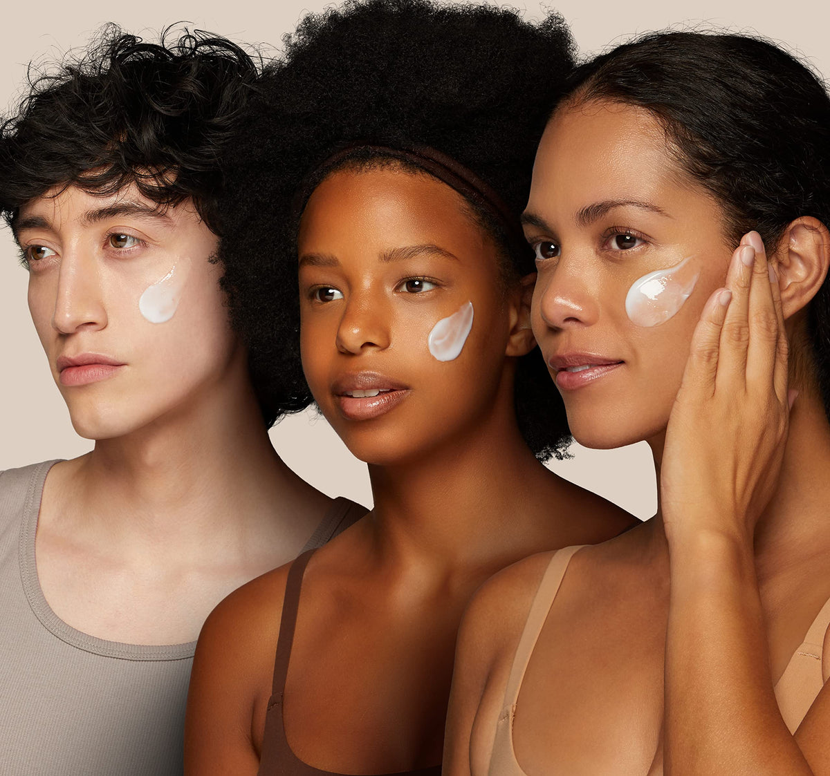 La Mer moisturizing cream application: smooth glide for refreshed, hydrated skin