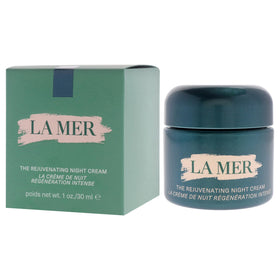 La Mer Night Cream on hand demonstrates lightweight, quick-absorbing formula for nightly use.