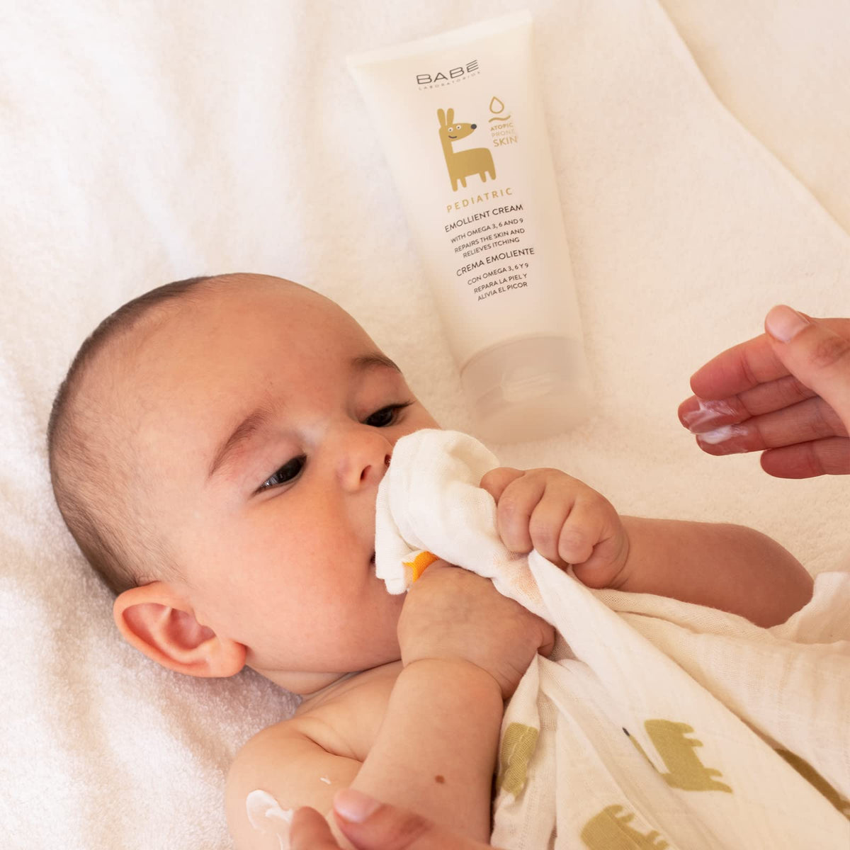 Laboratorios Babe emollient cream texture close-up showing rapid absorption