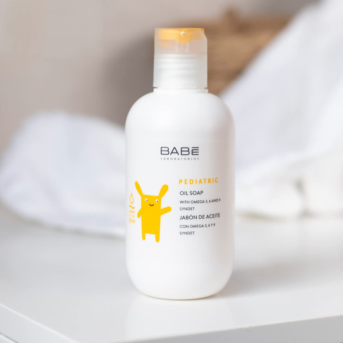 LABORATORIOS BABE emollient soap lather nurtures young skin during bath time.