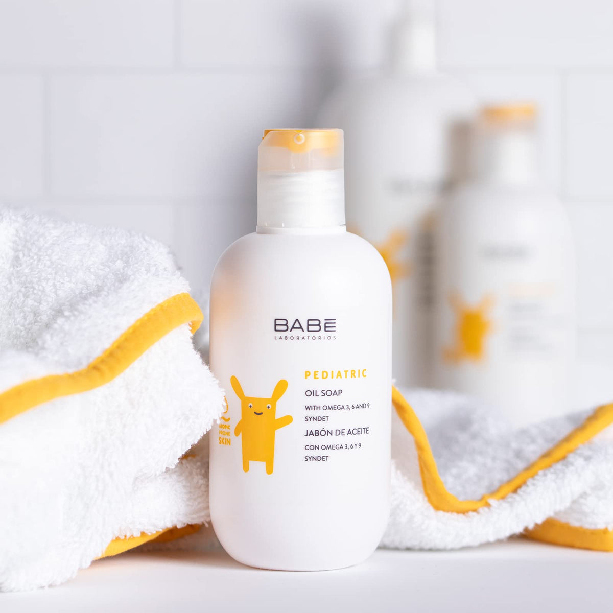 LABORATORIOS BABE family bath scene shows easy-to-use soap for daily care.