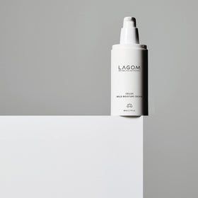 LAGOM Cellus cream texture close-up highlights lightweight moisture and soothing feel.