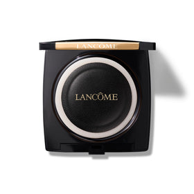 Lancôme Dual Finish wet-application texture reveals creamy, blendable formula.