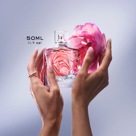 Lancôme La Vie Est Belle Rose Extraordinaire apply on neck and wrists for balanced fragrance
