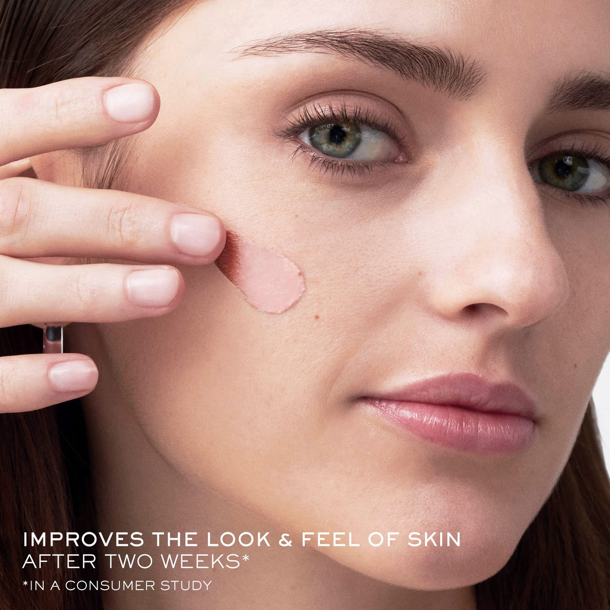 Lancôme Priming Serum minimizes visible pores for a refined canvas.