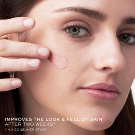 Lancôme Priming Serum minimizes visible pores for a refined canvas.