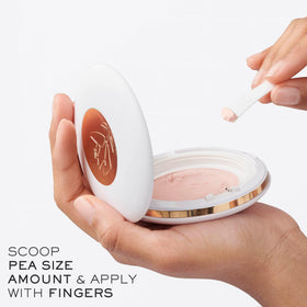 Lancôme Priming Serum smooths skin for an even, soft complexion.