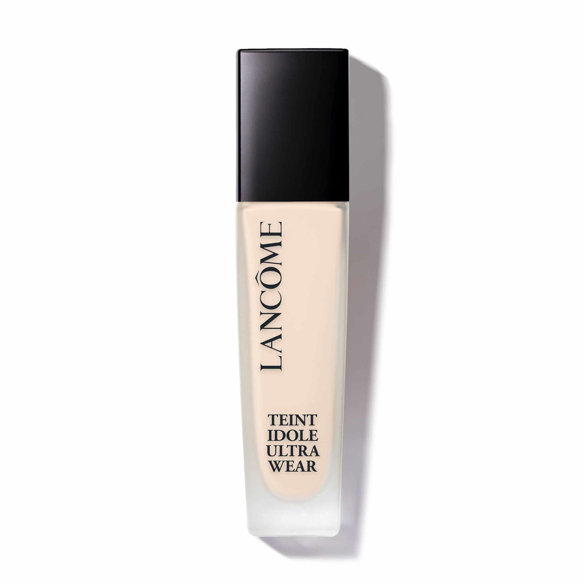 Lancôme Teint Idole Ultra Wear bottle and pump demonstrating longwear application