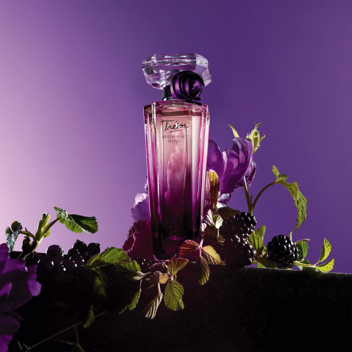 Lancome Tresor Midnight EDP focus on vanilla musk base conveys warm sensuality.