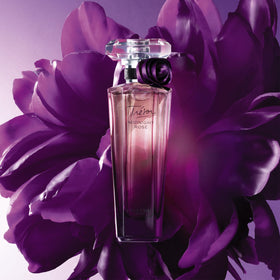 Lancôme Trésor Midnight EDP cap closeup with refined luxury detailing.