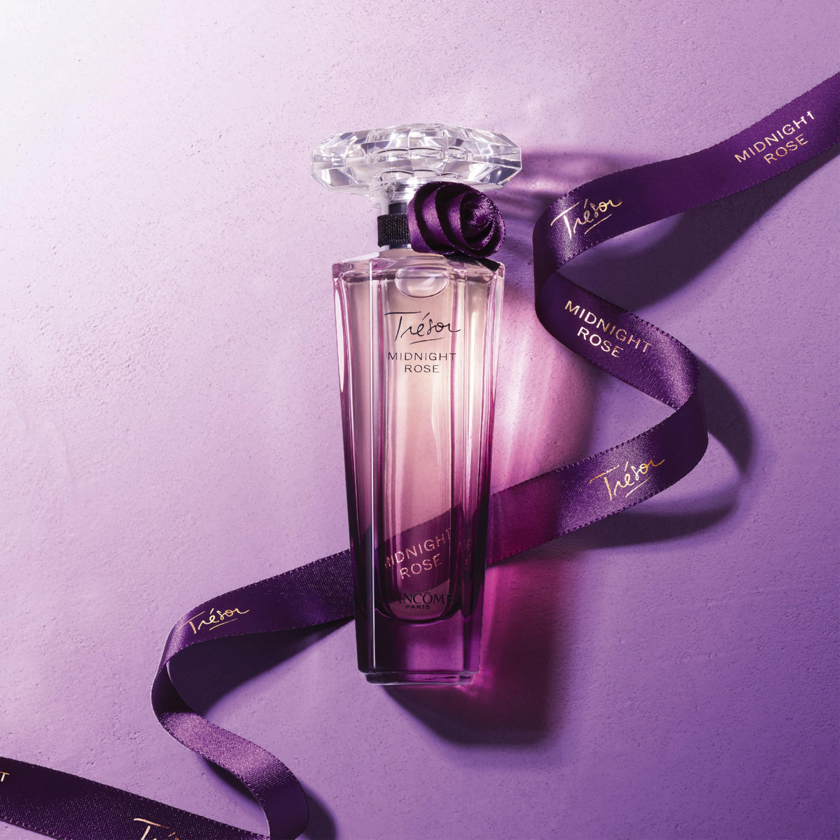 Lancôme Trésor Midnight EDP spray detail, hints of vanilla musk.