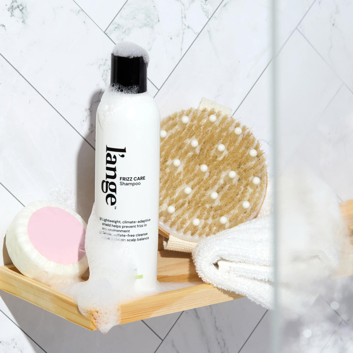Close-up of argan oil and squalane in L’ANGE HAIR Frizz Care shampoo promoting softness.