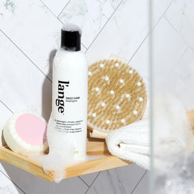 Close-up of argan oil and squalane in L’ANGE HAIR Frizz Care shampoo promoting softness.