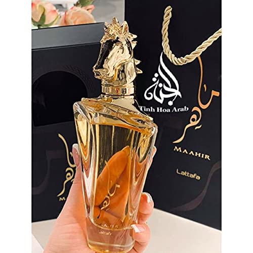 Lattafa Maahir top notes close-up highlight bergamot and red berries for a bright opening.