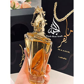 Lattafa Maahir top notes close-up highlight bergamot and red berries for a bright opening.