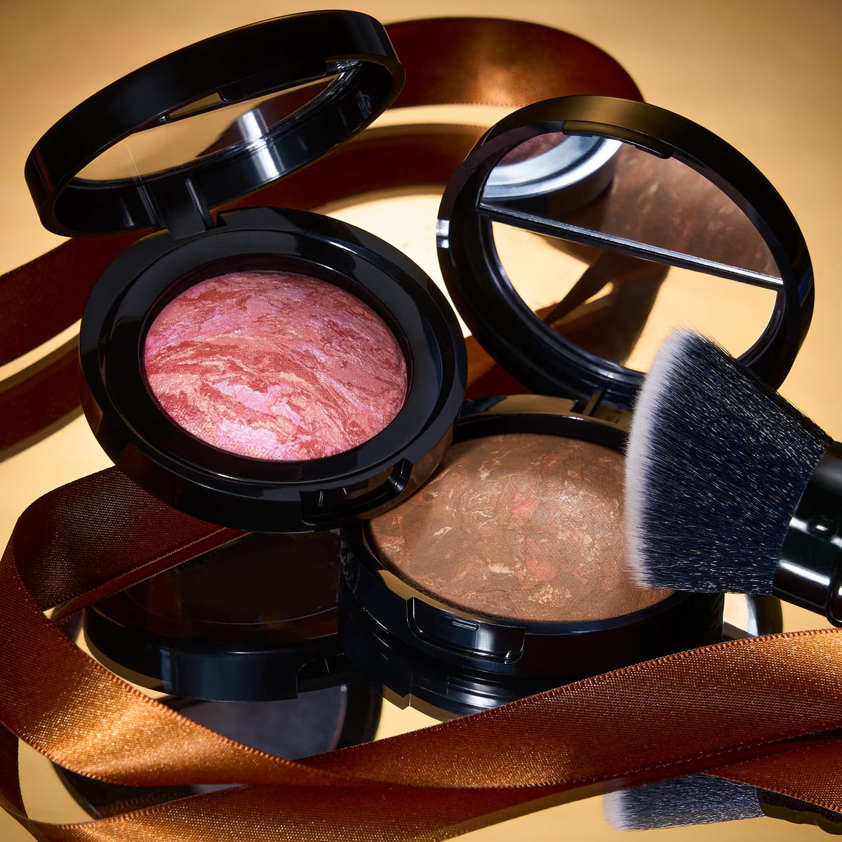 Laura Geller New York on the go makeup kit with compact and brush