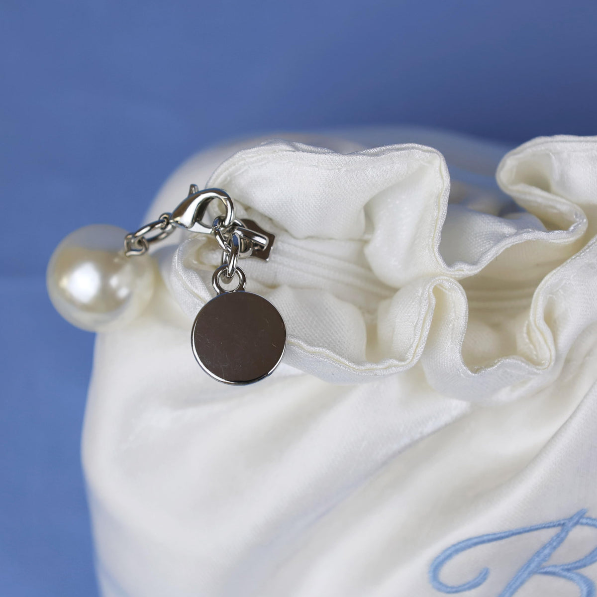 Lauusiusi pearl zipper embellishment—sparkle that catches the eye on celebrations.