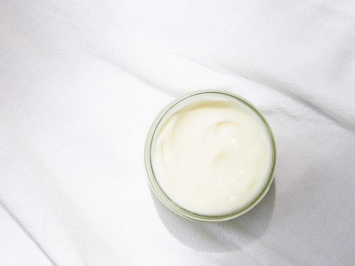 Lavido rich texture lotion demonstrates a creamy, quick-absorbing formula for smooth, comfortable skin.