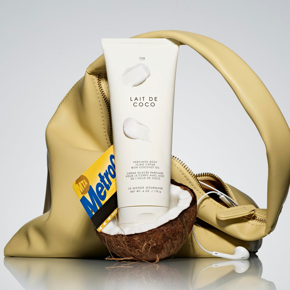 Le Monde Gourmand Lait de Coco texture shot shows smooth absorption for daily moisture.