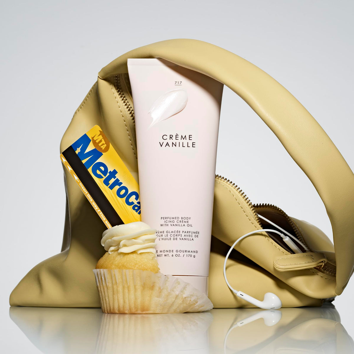 Close-up texture of Le Monde Gourmand Creme Vanille Body Icing for smooth absorption.
