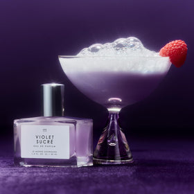 Le Monde Gourmand Violet Sucré candied violet detail with playful floral touch.