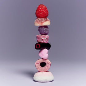Le Monde Gourmand Violet Sucré sugar crystals detail evokes a sweet sparkle.