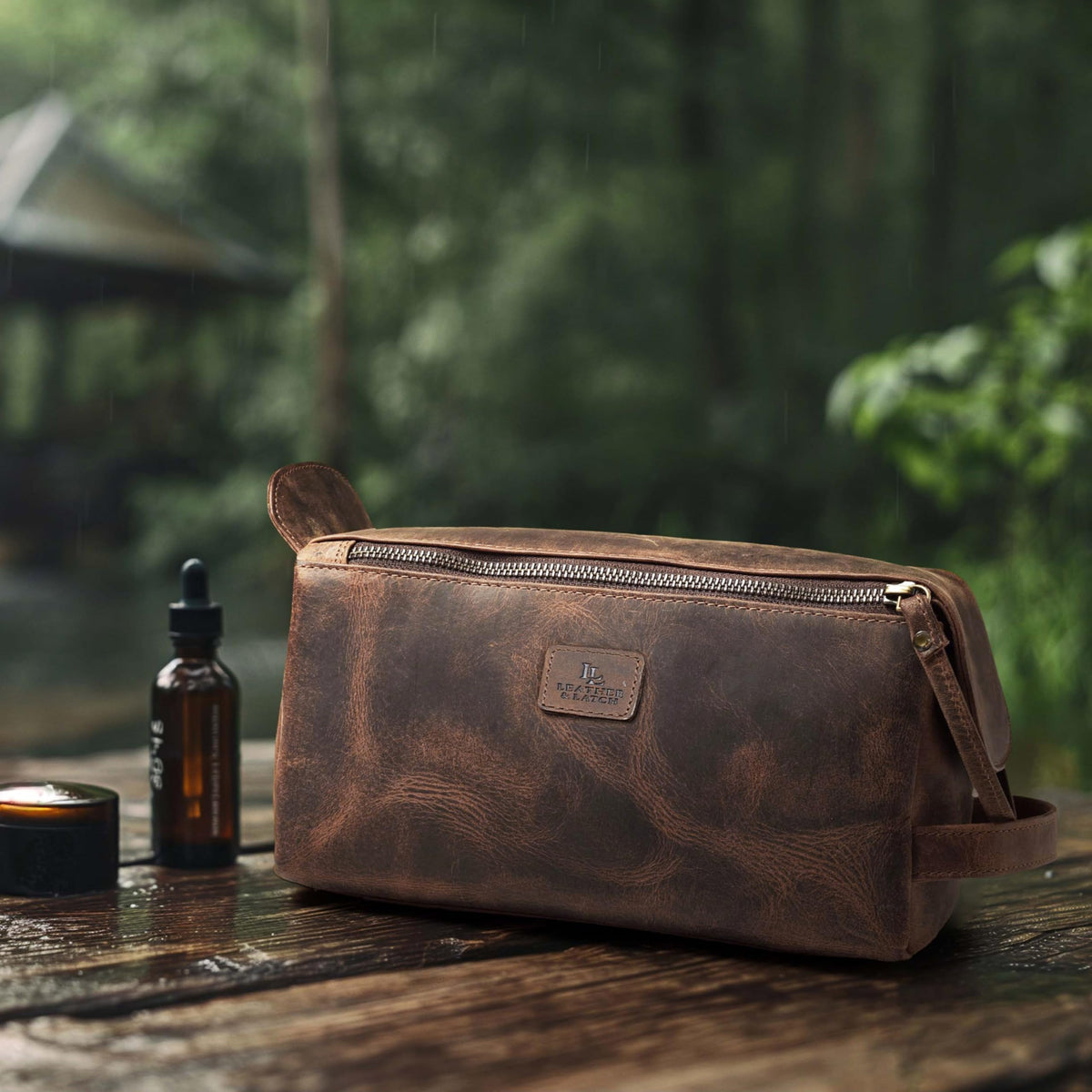 Leather & Latch gift-ready design suits groomsmen or birthday travel needs.