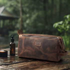 Leather & Latch gift-ready design suits groomsmen or birthday travel needs.