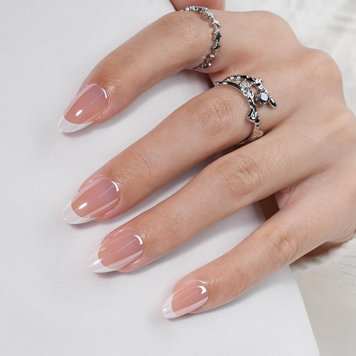 Leefrei glue and adhesive tabs shown for strong wear and easy removal.