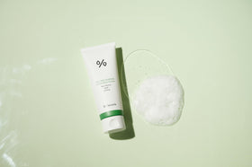 Leegeehaam Tea Tree Purifine Cleansing Foam foaming action demonstrates daily-use suitability