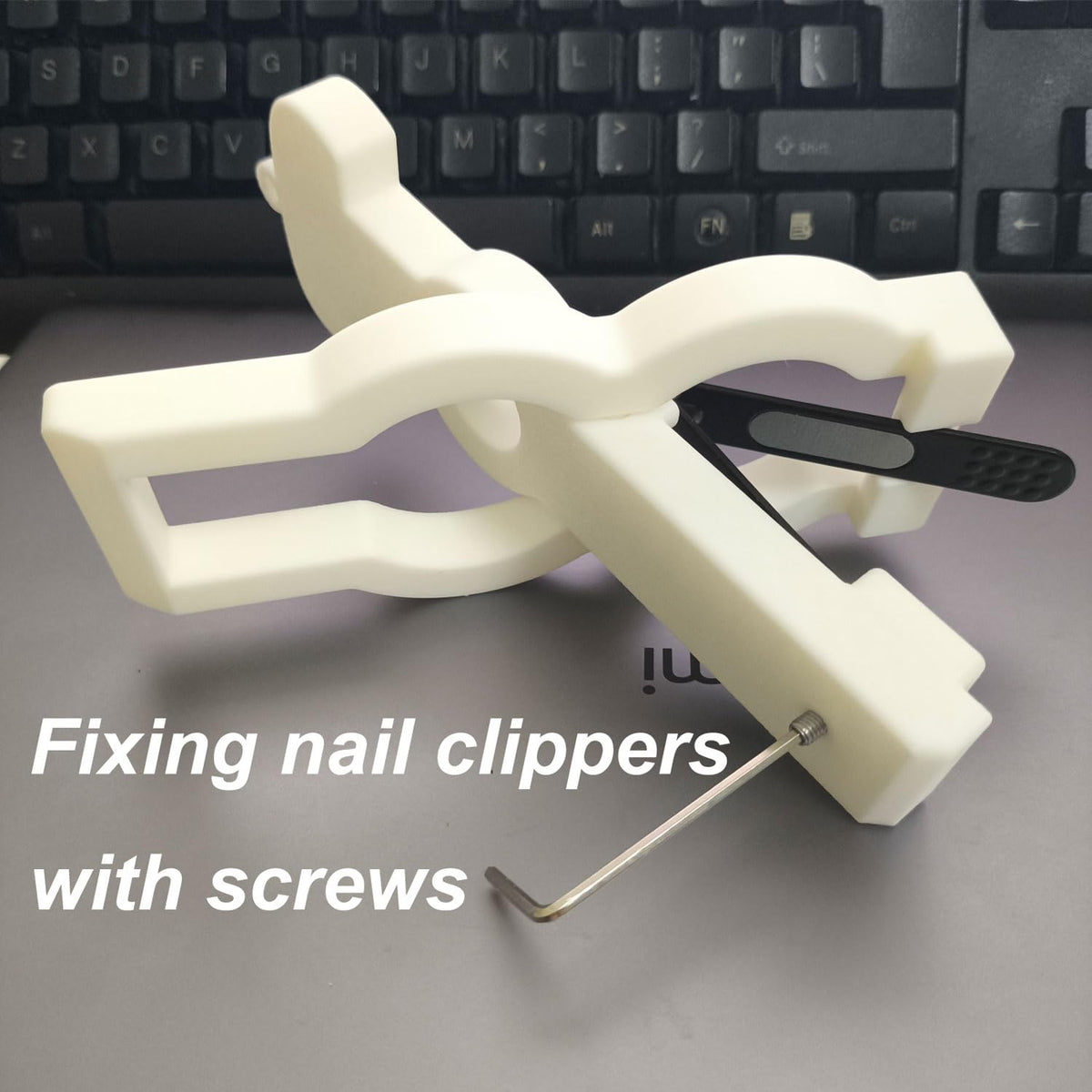 LekWinGi stroke-survivor-use clippers support autonomous nail care.