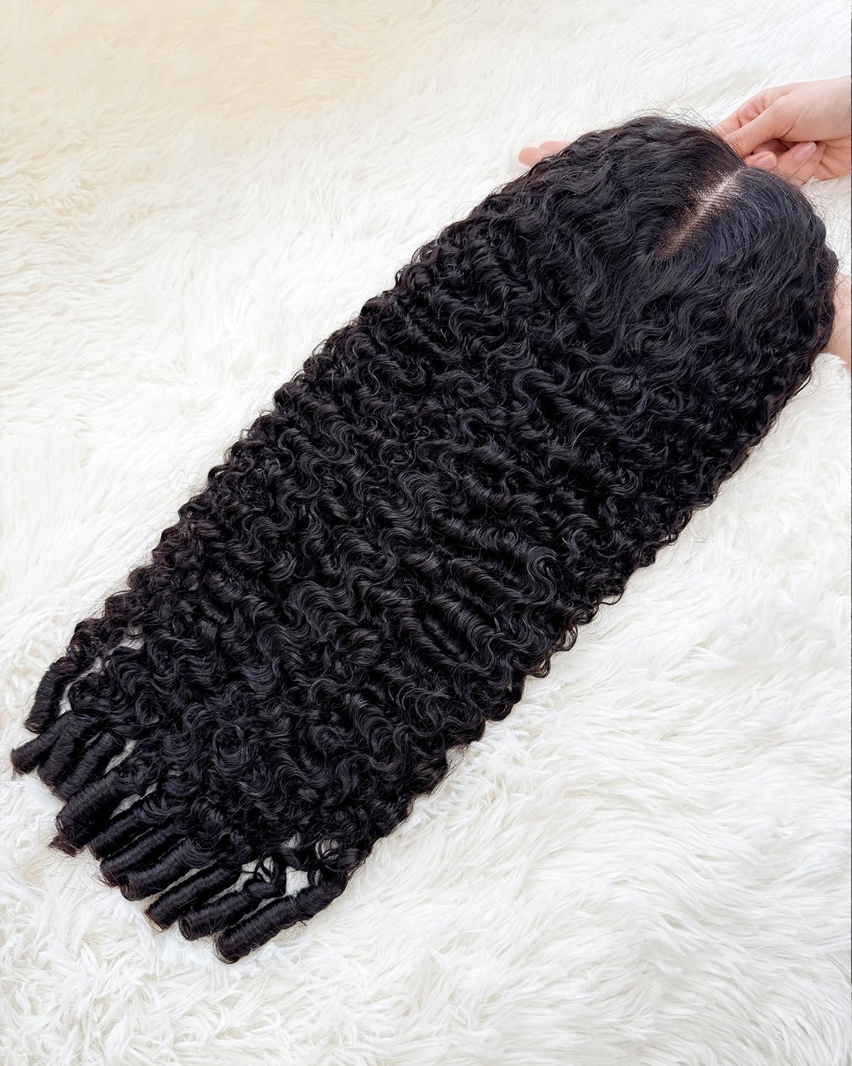 Lemoda curly wig ideal for parties, weddings, and vacation looks.