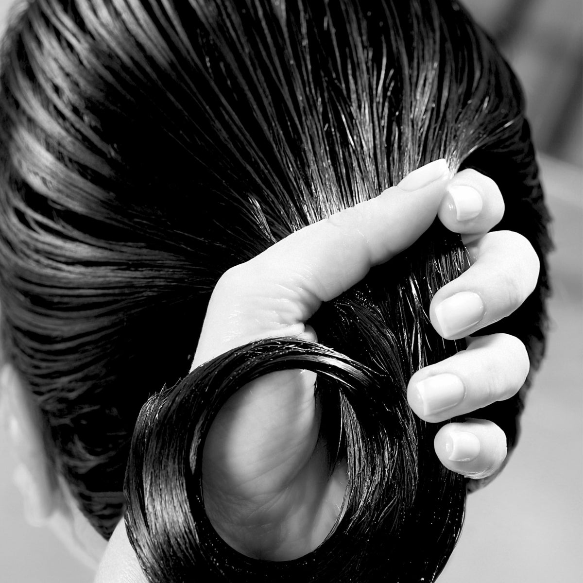 Leonor Greyl L'Huile Pre-Shampoo nourishes very dry hair before washing.