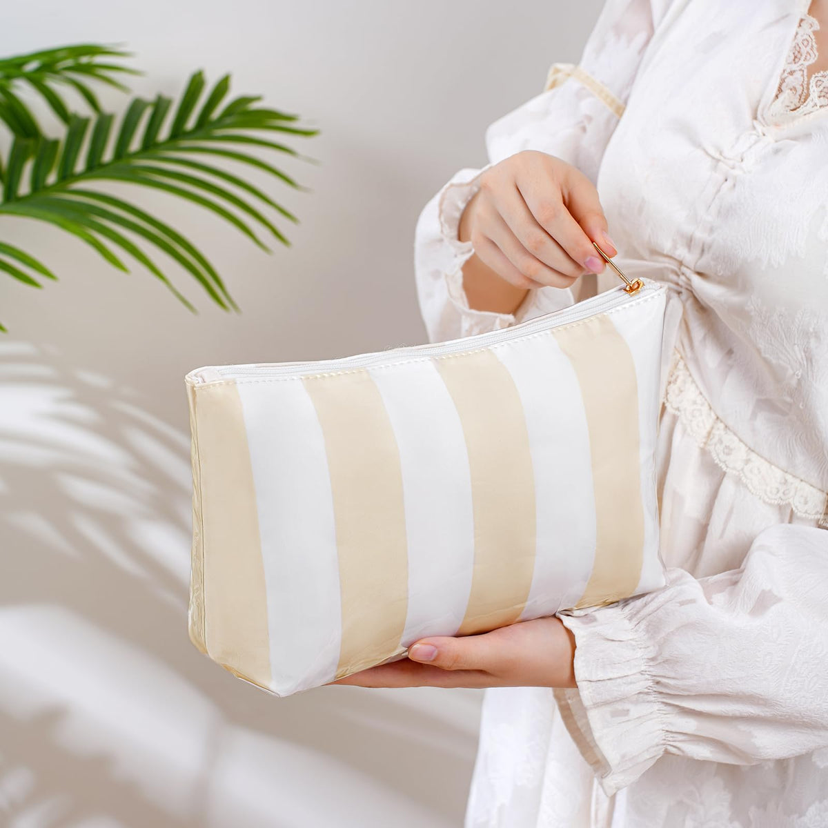 Lestikave interior printed nylon fabric keeps items organized and easy to wipe.