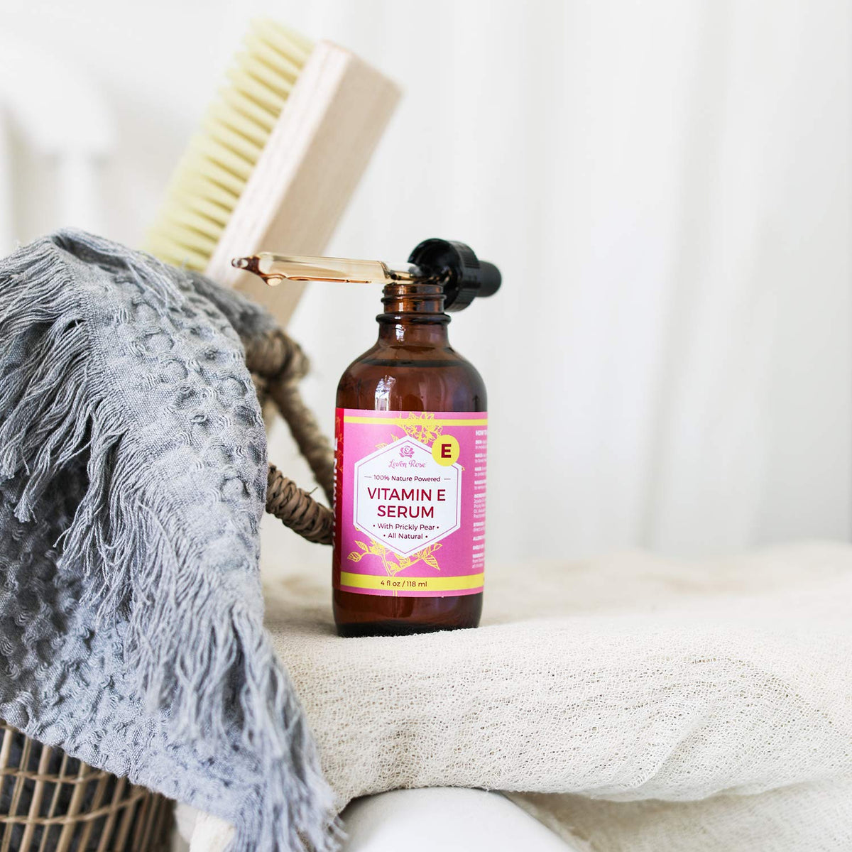 Leven Rose Serum strengthens nails and reduces cracks.