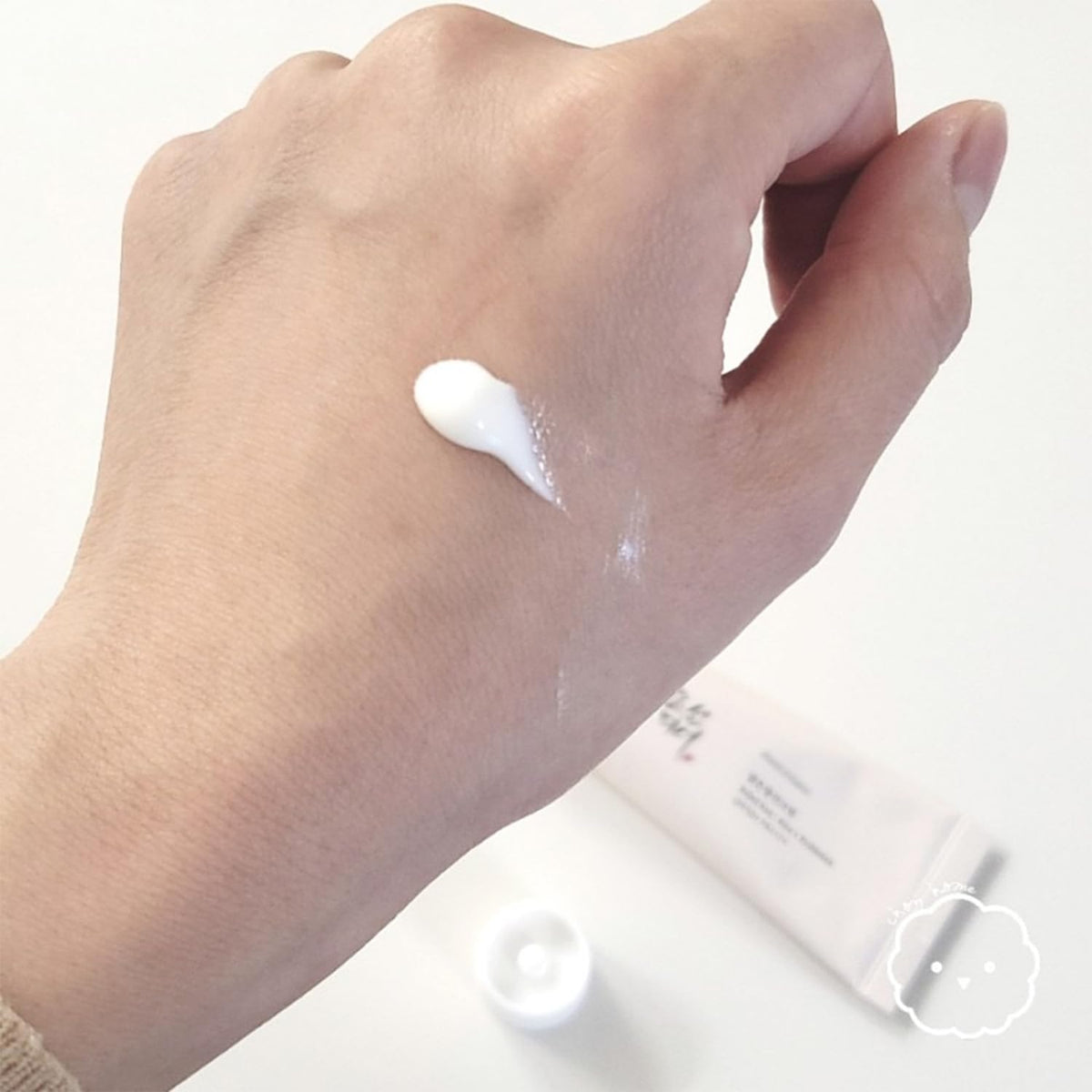 LING LI TE LLT sunscreen SPF50+ being applied for lightweight, non-greasy protection under makeup