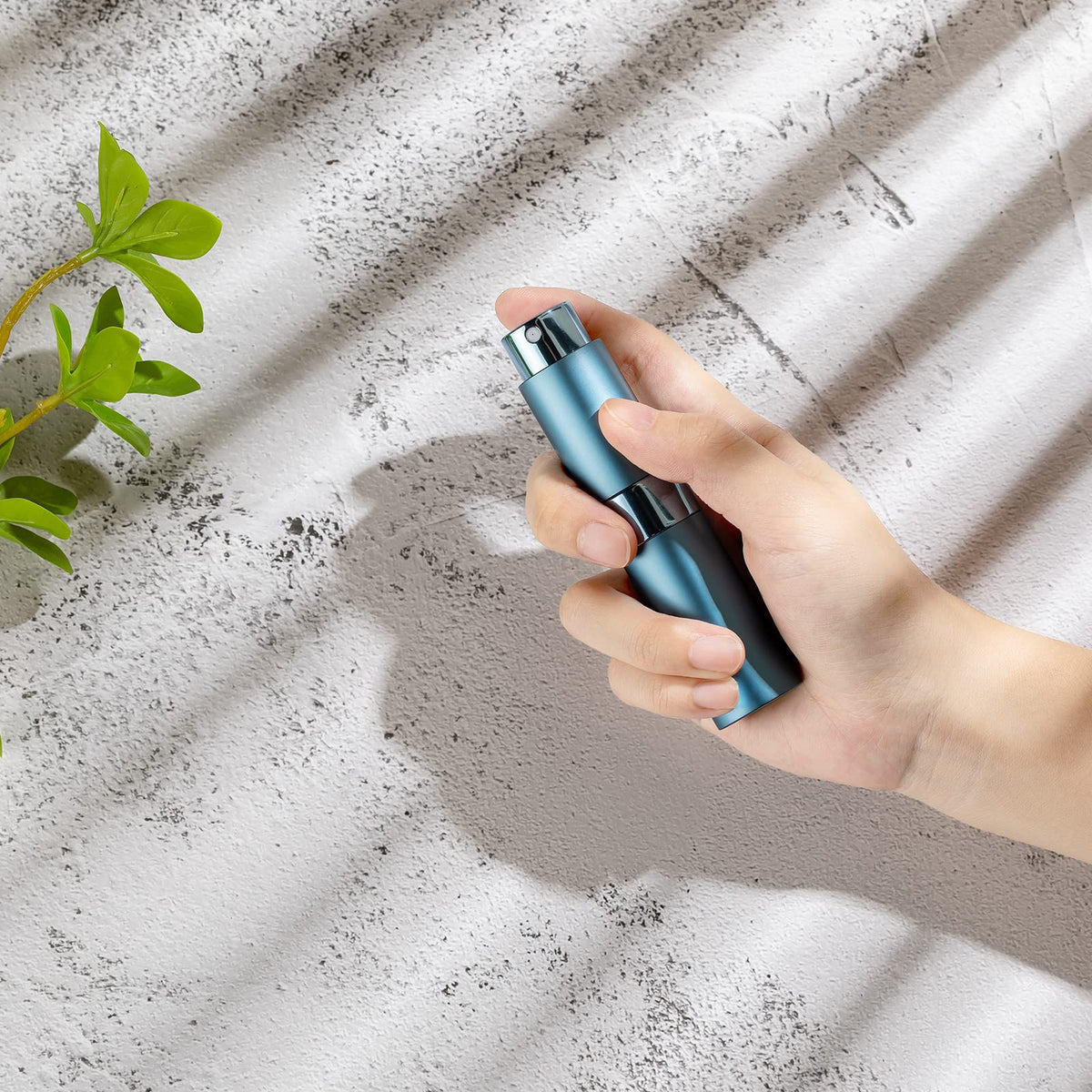 LISAPACK aluminum-shell atomizer shows durable, lightweight construction.