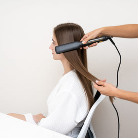 Lizze Supreme 1.5 Pro flat iron side view shows smooth frizz control in action.