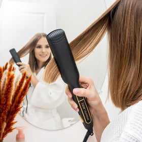 Lizze Supreme 1.5 Pro flat iron titanium plates close-up for smooth glide.
