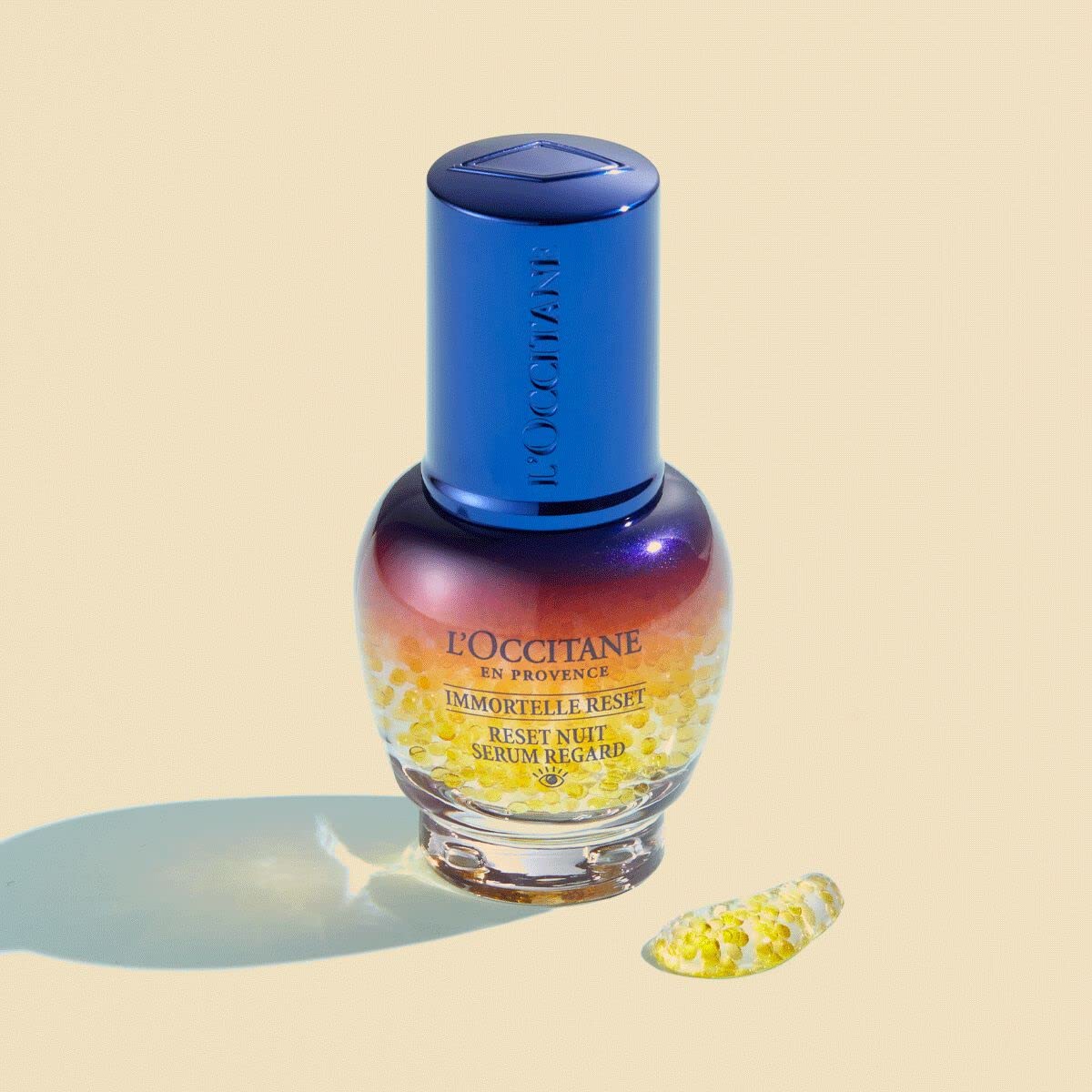 L'Occitane Immortelle capsules close-up highlights golden pearls and the smoothing potential.