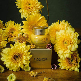 Immortelle Super Extract close-up reveals a potent, naturally derived ingredient.