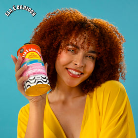 Lola From Rio Ela E Carioca hair application closeup for detangling use